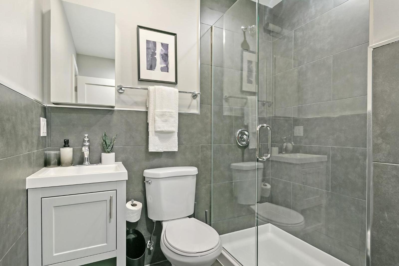 Stylish Bright 2-Bedroom 1 Bath West Town E1 Main image 1